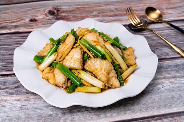 Fish with Ginger & Scallion 葱姜炒鱼片.