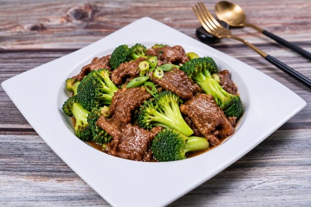 Beef With. Broccoli 芥兰牛肉.