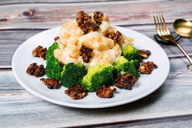 Jumbo Shrimp & Walnut with Marnier Sauce 核桃虾.