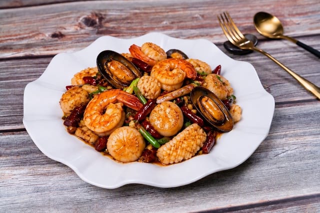 Sizzling Seafood Delight 铁板海鲜.