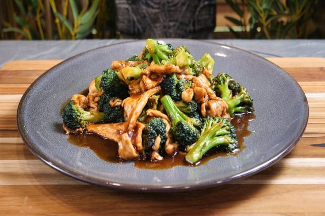 (L) Chicken with Broccoli 芥兰鸡.
